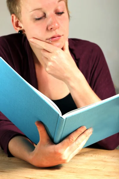 Girl is reading a book — Stock Photo, Image