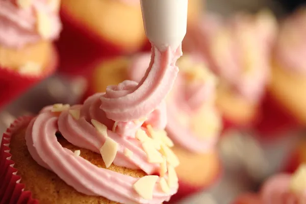 Maken van cupcakes Rechtenvrije Stockafbeeldingen