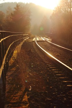 altın bir sonbahar gününde yalnız demiryolu parça