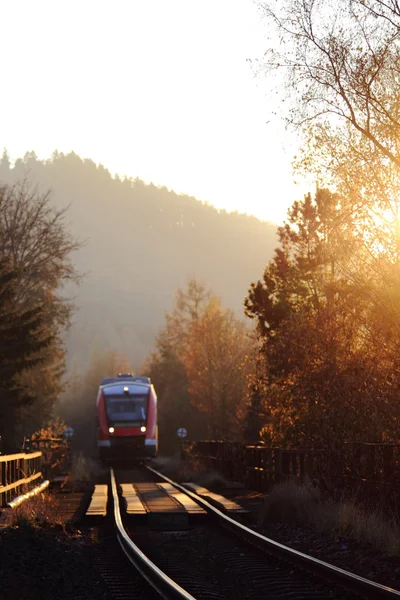 黄金の秋の日にドイツの列車 — ストック写真