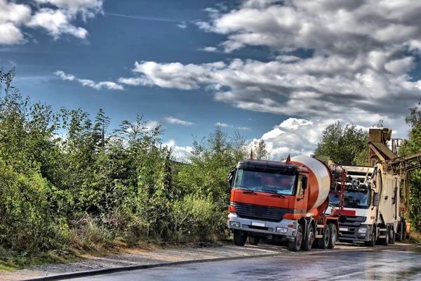 Carros del mezclador concreto como una imagen hdr Imagen de archivo