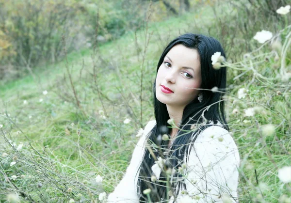 Jeune jolie femme en herbe portrait — Photo