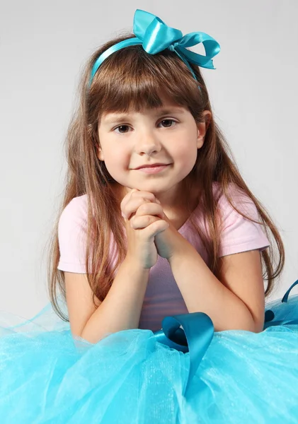 Pequena menina sorridente mãos juntas retrato — Fotografia de Stock