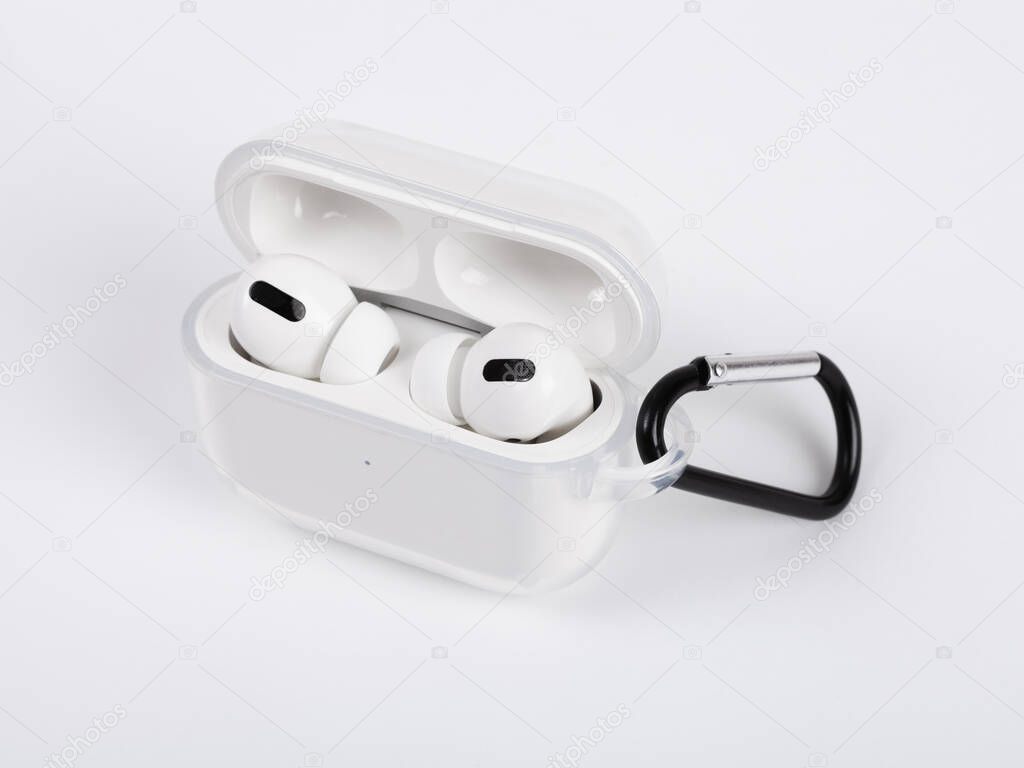 Case with portable headphones, white with spring hook