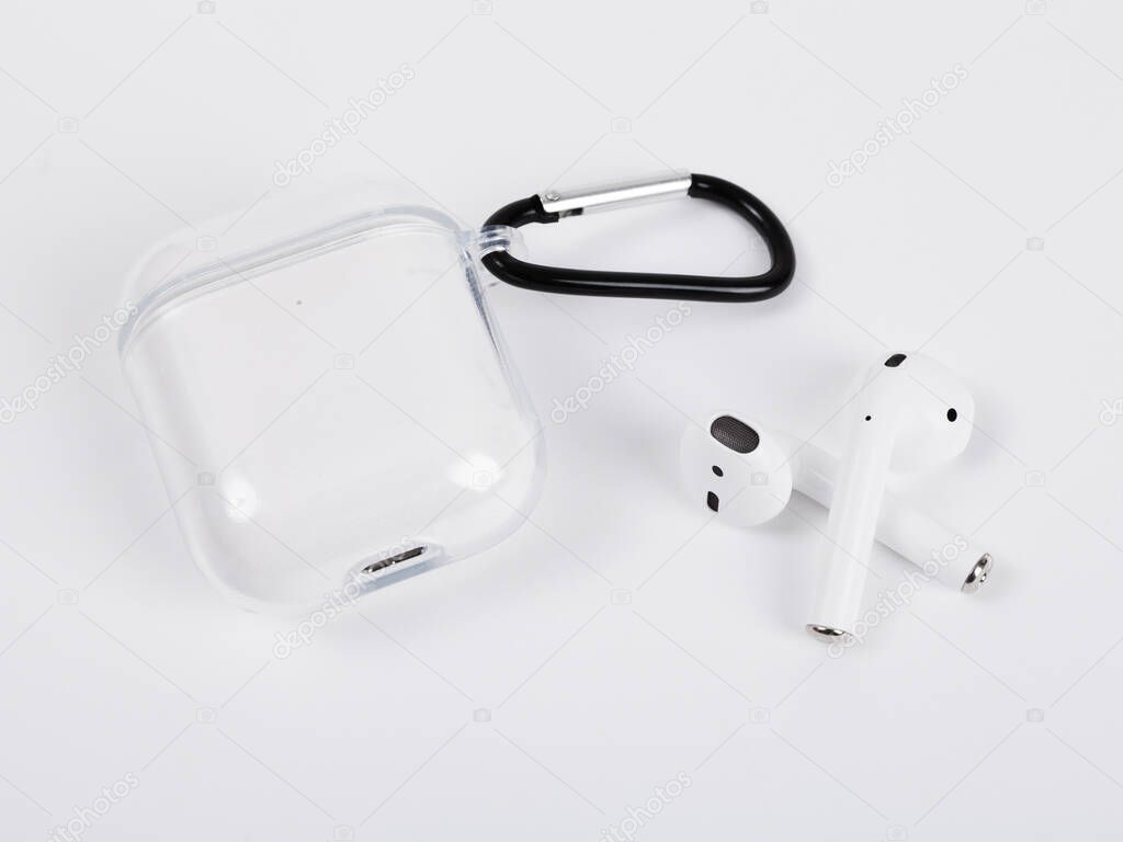 Case with portable headphones, white with spring hook
