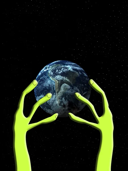 Ein Außerirdischer, der die Erde hält. — Stockfoto