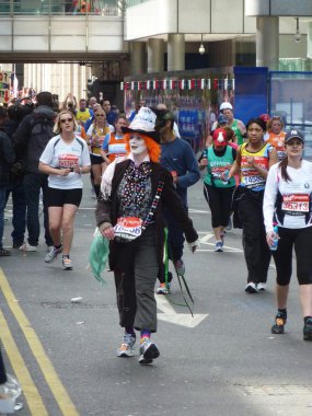 22 Nisan 2012 de Londra Maratonu koşucuları eğlenceli