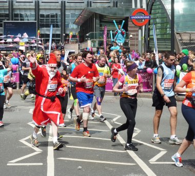 22 Nisan 2012 de Londra Maratonu koşucuları eğlenceli