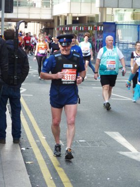 22 Nisan 2012 de Londra Maratonu koşucuları eğlenceli