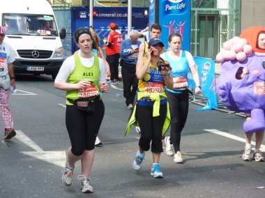 22 Nisan 2012 de Londra Maratonu koşucuları eğlenceli