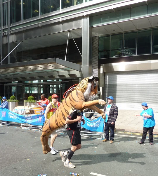 22 Nisan 2012 de Londra Maratonu koşucuları eğlenceli — Stok fotoğraf