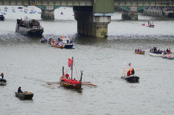 The Diamond Jubilee Pageant To Mark The Queens Diamond Jubilee 3 — Stock Photo, Image