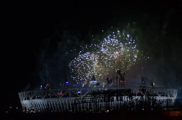 Olympisch vuurwerk in stratford-Londen 12 augustus 2012 — Stockfoto