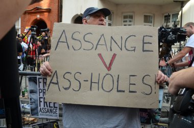 julian assange protesto Ekvador Elçiliği dışında dışında kaba protestocu