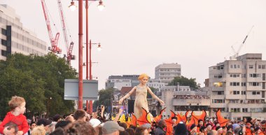 river thames Festivali sonuna işaretlemek için gece zaman geçit