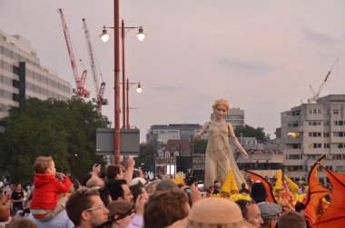 river thames Festivali sonuna işaretlemek için gece zaman geçit