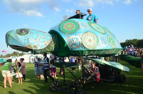 Ţestoasă verde gigantică la festivalul Mega Mela din Gunnersbury — Fotografie, imagine de stoc