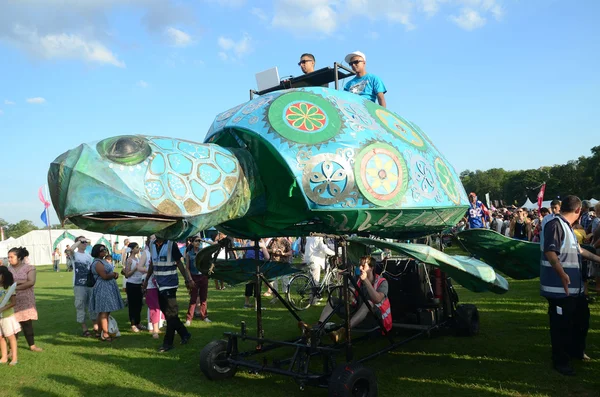 Ţestoasă verde gigantică la festivalul Mega Mela din Gunnersbury — Fotografie, imagine de stoc