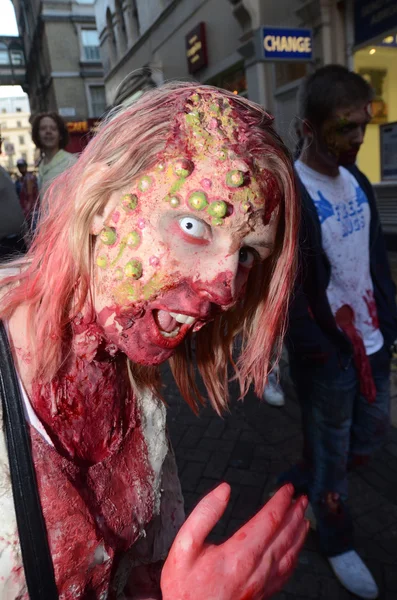 Célébrer la Journée mondiale des zombies Londres 2012 — Photo