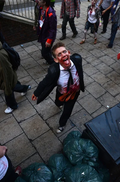 Dünya zombi günü Londra 2012 kutlamak