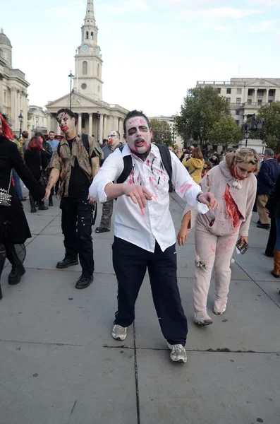 Célébrer la Journée mondiale des zombies Londres 2012 — Photo