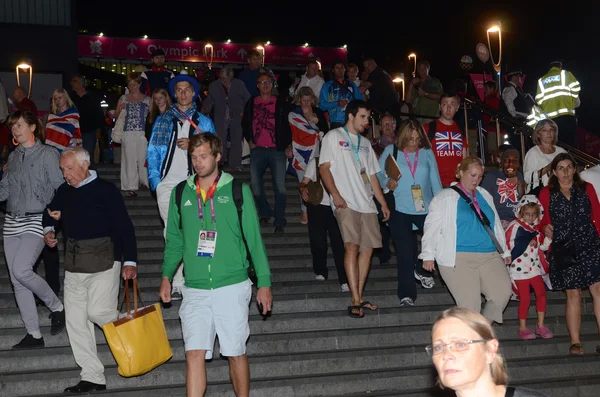 Olympic performers depart from the closing ceremony at the Olympic Stadium — Stock Photo, Image