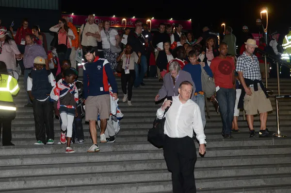 Olympic performers depart from the closing ceremony at the Olympic Stadium — Stock Photo, Image