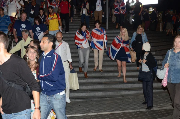 Olympic performers depart from the closing ceremony at the Olympic Stadium — Stock Photo, Image