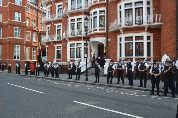 La polizia osserva la protesta di Julian Assange davanti all'ambasciata ecuadoriana — Foto Stock