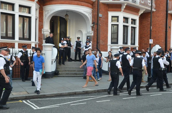 Police watch the Julian Assange protest outside the Ecuadorian Embassy — Stock Photo, Image