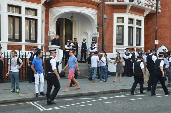 Police watch the Julian Assange protest outside the Ecuadorian Embassy — Stock Photo, Image