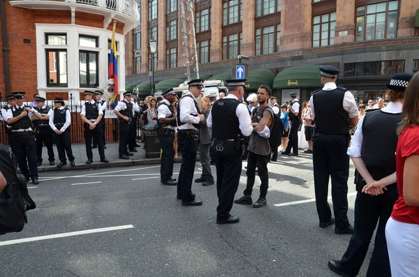 La polizia osserva la protesta di Julian Assange davanti all'ambasciata ecuadoriana — Foto Stock