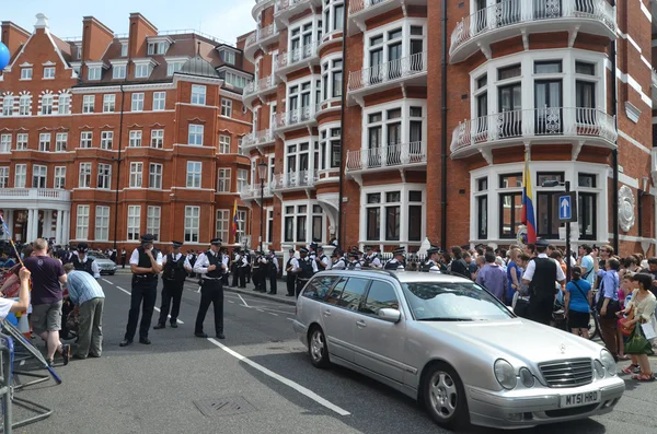 Policie sledovat julian assange protestu mimo ekvádorské velvyslanectví — Stock fotografie