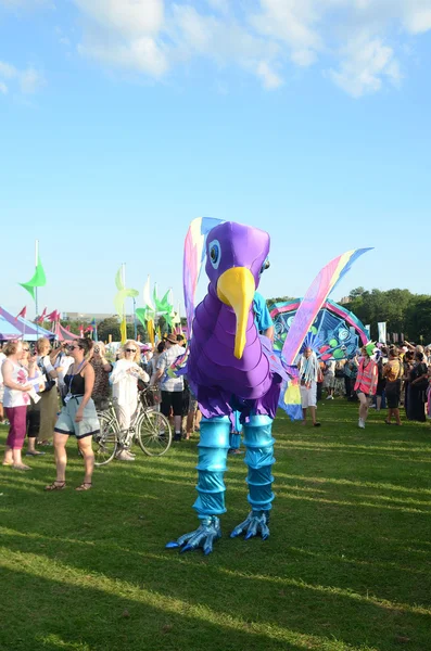 Pássaro gigante roxo no festival de mega Mela de Londres em Gunnersbury Park — Fotografia de Stock