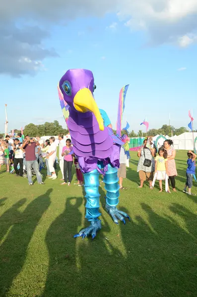 Pájaro gigante púrpura en el mega festival Mela de Londres en Gunnersbury Park —  Fotos de Stock