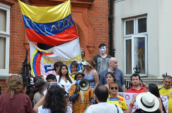 Protesters outside the Julian Assange protest outside the Ecuadorian Embassy — Stock Photo, Image