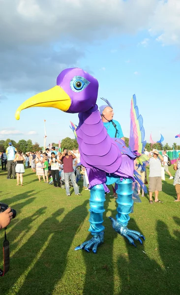Pájaro gigante púrpura en el mega festival Mela de Londres en Gunnersbury Park — Foto de Stock