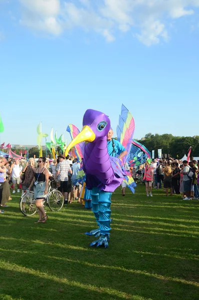 Uccello gigante viola al mega festival Mela di Londra a Gunnersbury Park — Foto Stock