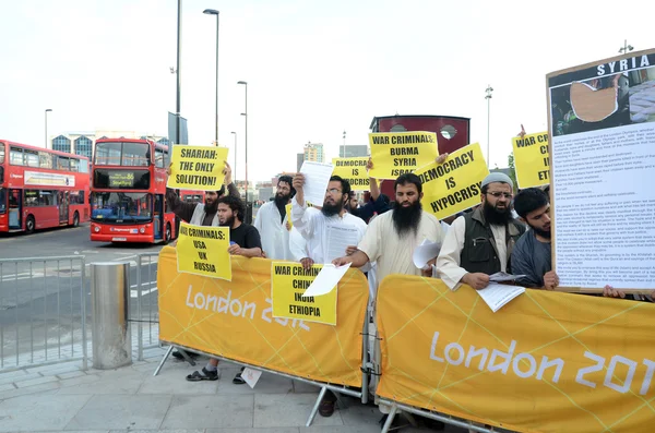 Radical muslim protesters outside the closing ceremony at the Olympic Stadium — Stock Photo, Image