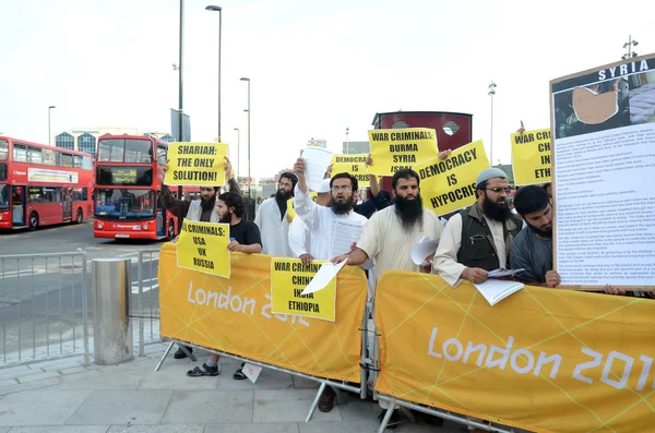 Radical muslim protesters outside the closing ceremony at the Olympic Stadium — Stock Photo, Image