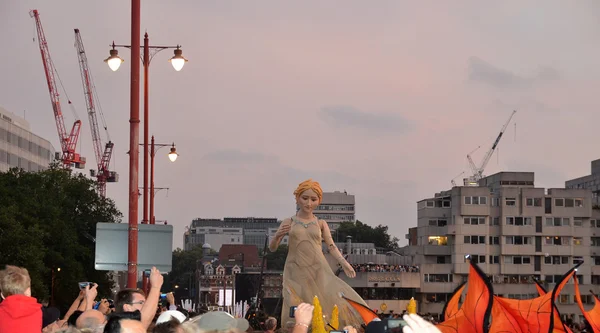 The night time parade to mark the end of the River Thames Festival — Stock Photo, Image