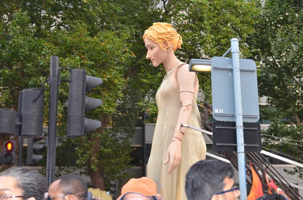 De nacht tijd parade naar aanleiding van de afsluiting van de rivier thames festival — Stockfoto