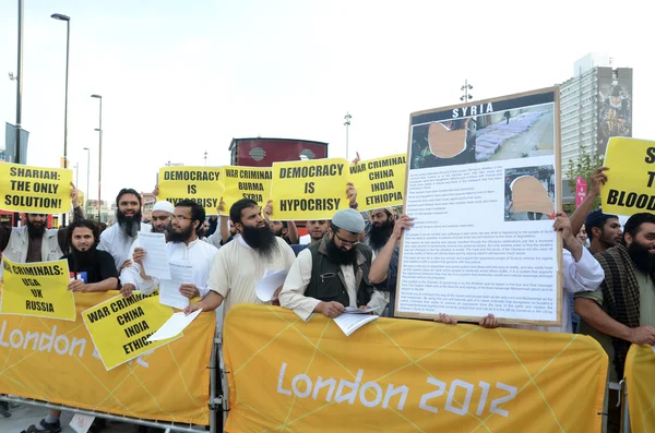 Radykalnych muzułmańskich protestujących poza ceremonii zamknięcia na stadionie olimpijskim Obraz Stockowy