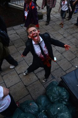Dünya zombi günü 2012 Londra'nın merkezinde 13 Ekim katılıyor