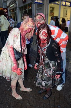 Dünya zombi günü 2012 Londra'nın merkezinde 13 Ekim katılıyor