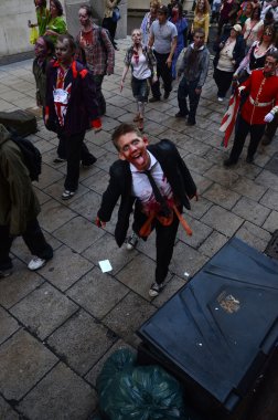 Dünya zombi günü 2012 Londra'nın merkezinde 13 Ekim katılıyor