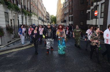 Dünya zombi günü 2012 Londra'nın merkezinde 13 Ekim katılıyor