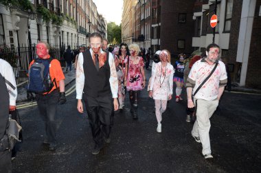 Dünya zombi günü 2012 Londra'nın merkezinde 13 Ekim katılıyor