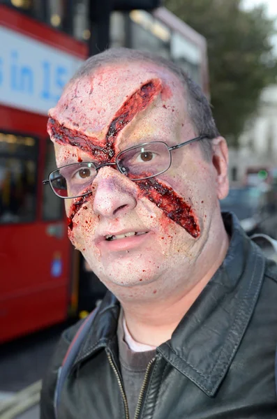 Dünya zombi günü 2012 Londra'nın merkezinde 13 Ekim katılıyor — Stok fotoğraf