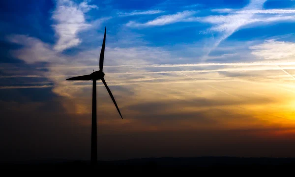 Windrad in der Dämmerung — Stockfoto